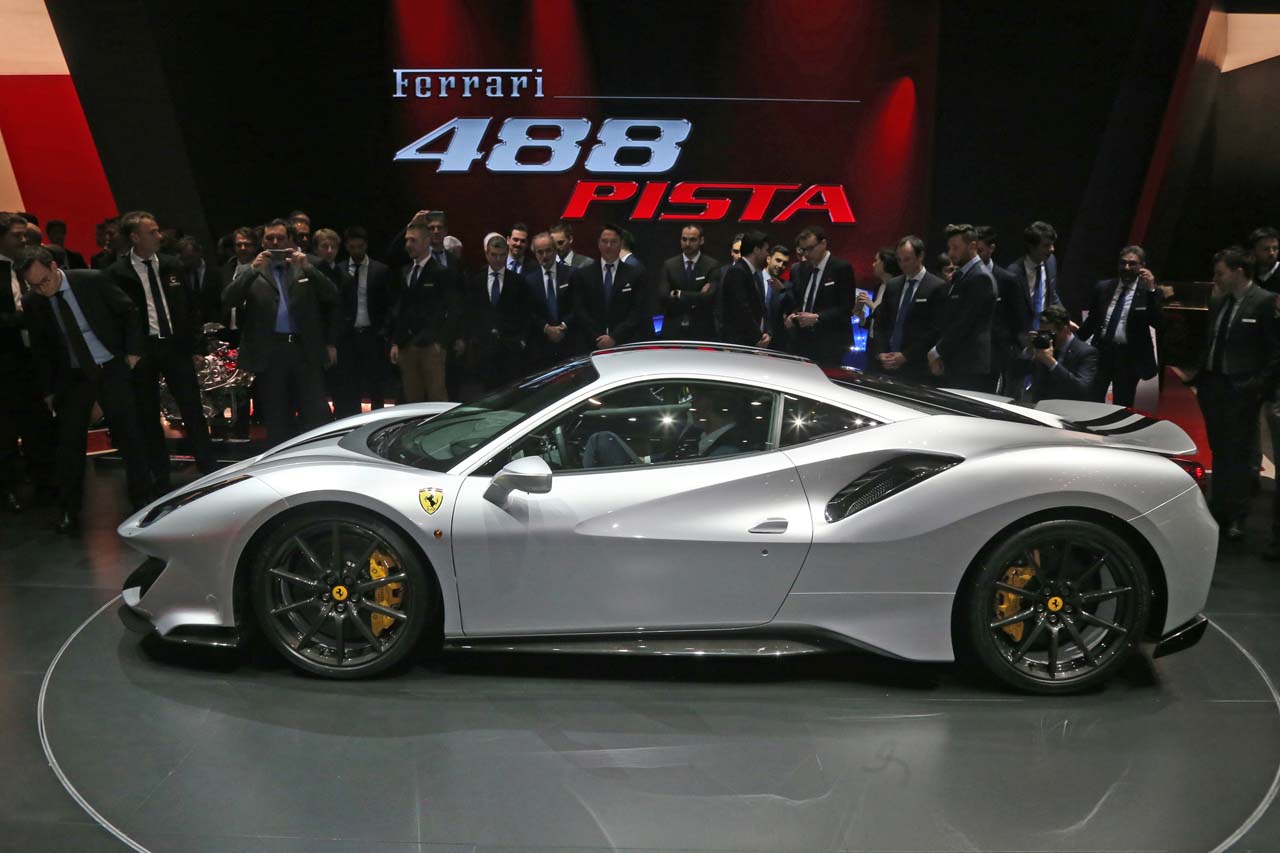 エアロデザインのほかエンジン、サスペンション、電子制御にわたる細部までハイパフォーマス化が図られている。