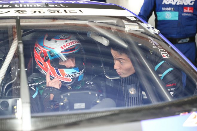 予選Q2のアタックに臨むジェンソン・バトン（RAYBRIG NSX-GT）