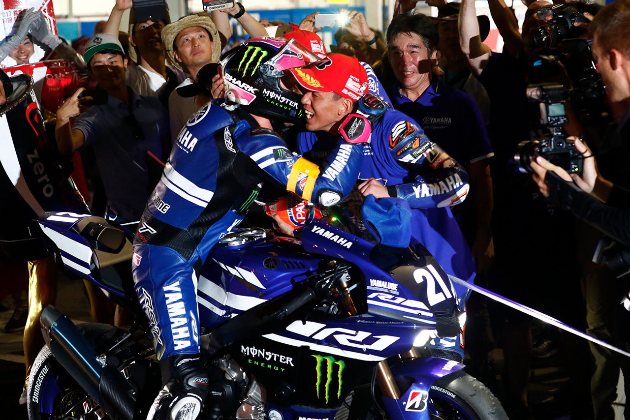 講演で鈴鹿8耐ではライダーを遅く走らせることが重要と語るヤマハの辻幸一氏