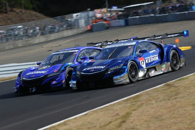KEIHIN NSX-GTとRAYBRIG NSX-GTはサイド・バイ・サイドのバトルを演じた
