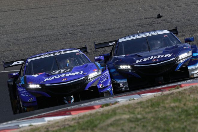 KEIHIN NSX-GTとRAYBRIG NSX-GTはサイド・バイ・サイドのバトルを演じた