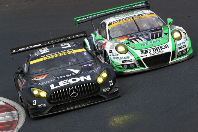 LEON CVSTOS AMGとバトルするD'station Porsche