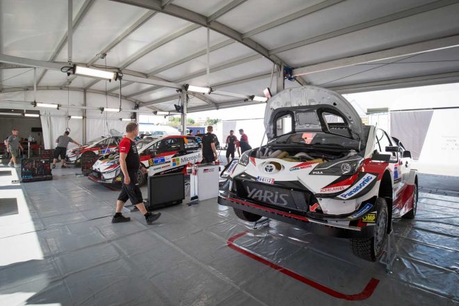 競技に備えるトヨタ・ヤリスWRC
