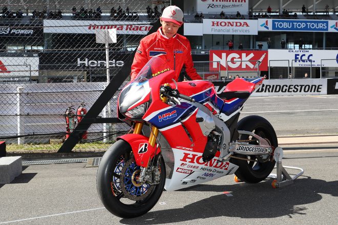 CBR1000RRWのエンジンサウンドを響かせる高橋巧