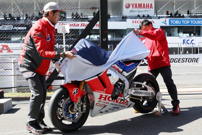 マシンをアンベイルする高橋巧と宇川徹監督