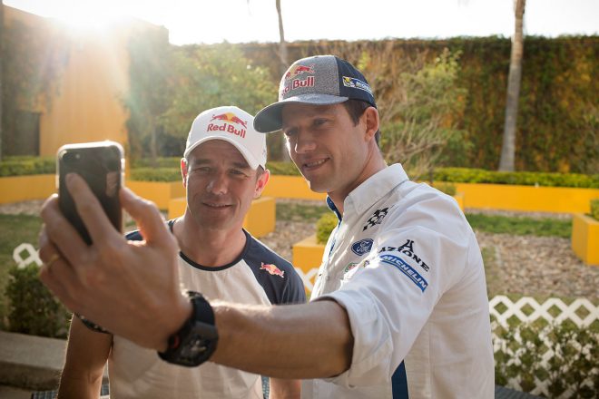 記念撮影するセバスチャン・ローブとセバスチャン・オジエ