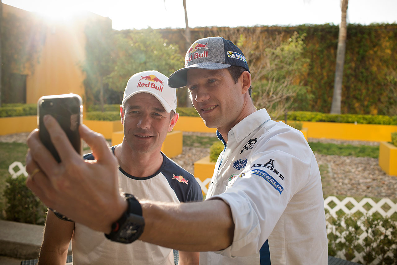 記念撮影するセバスチャン・ローブとセバスチャン・オジエ