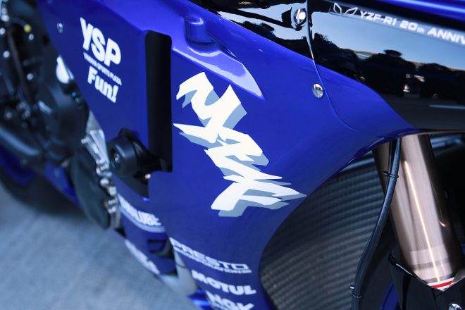 初代モデルの『YZF』のロゴは再度カウルに配置