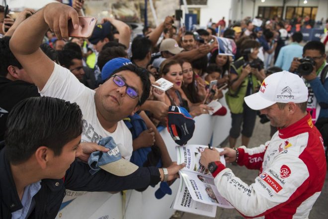 セバスチャン・ローブを前に多くのファンがサインを求めた。