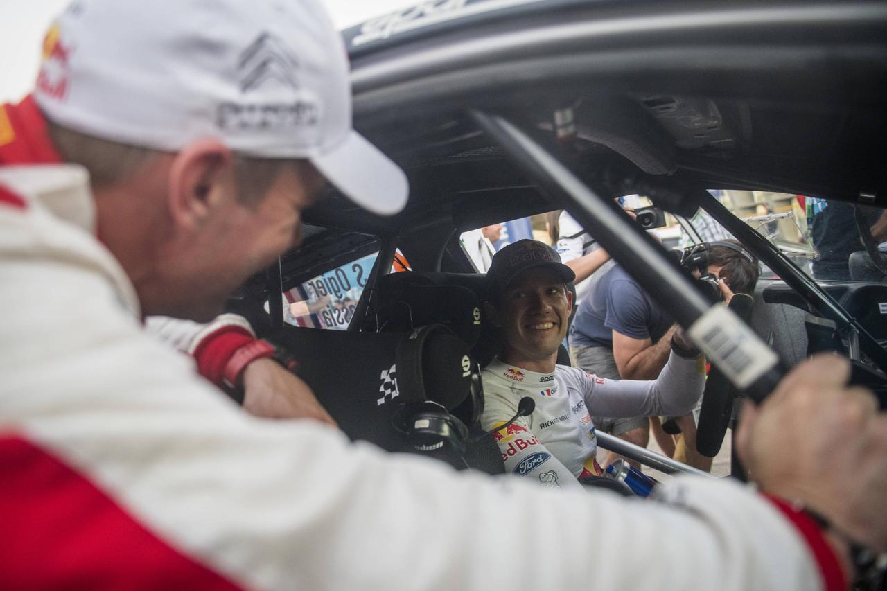 かつてのチームメイト、セバスチャン・オジエ（右）のもとを訪れたセバスチャン・ローブ（左）