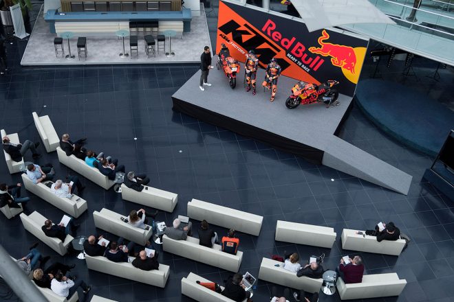 KTMの参戦体制発表会は空港併設の展示施設“ハンガー7”で行われた