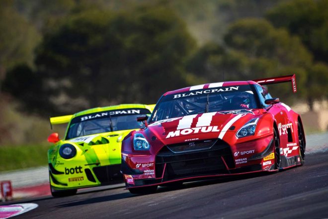 ニッサンGT-RニスモGT3（右）とマンタイ・レーシングのポルシェ911 GT3 R（左）