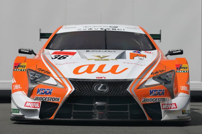 フロント部にはシルバーとホワイトのラインが追加。より精悍な顔つきになった