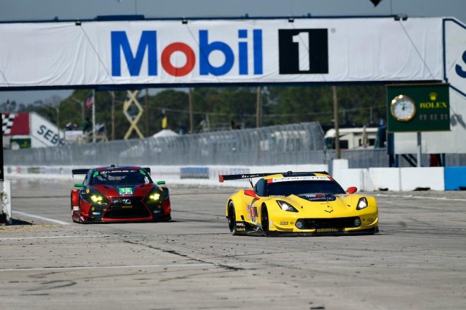コルベットC7.R（右）とレクサスRC F GT3（左）