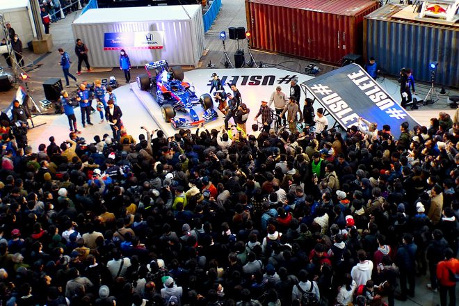 六本木に約2500人のファンがつめかけた