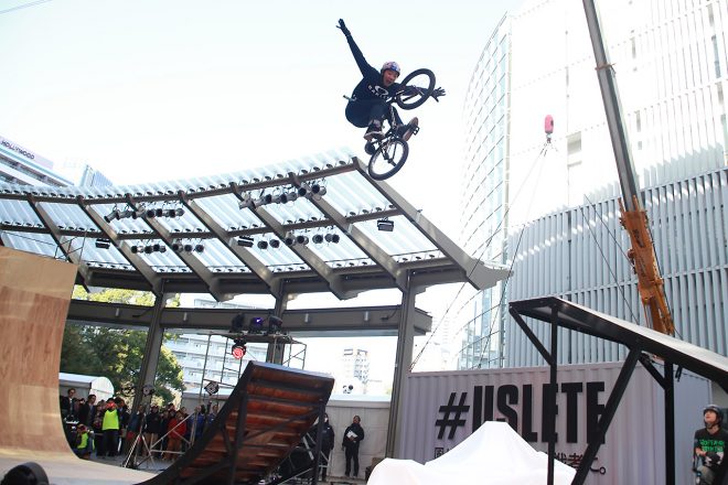 イベントで行われたBMXフリースタイルのパフォーマンス