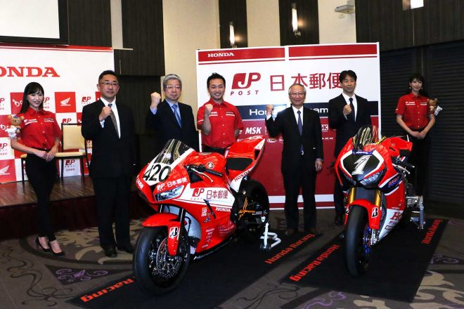 カラーリングがお披露目された日本郵便×ホンダ・ドリームのCBR600RR（左）とチームHRCのワークスマシン