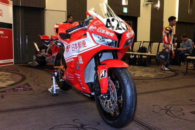 ゼッケンの“420”は郵政記念日の4月20日に由来。亀井のゼッケンだ