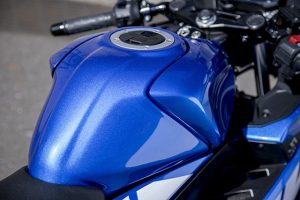 シャープで絞り込まれたタンク