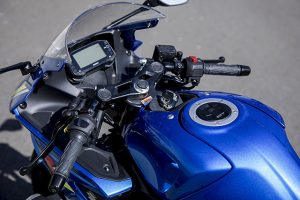 トップブリッジ下側にクリップオンされたセパレートハンドル