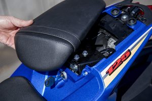 シートの積載性はスーパースポーツだけあって小さい