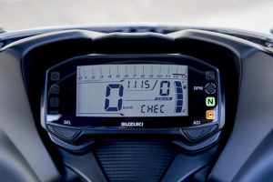 メーターはフル液晶。回転計は1万回転オーバーを示す