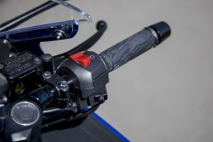 ハンドル（右）