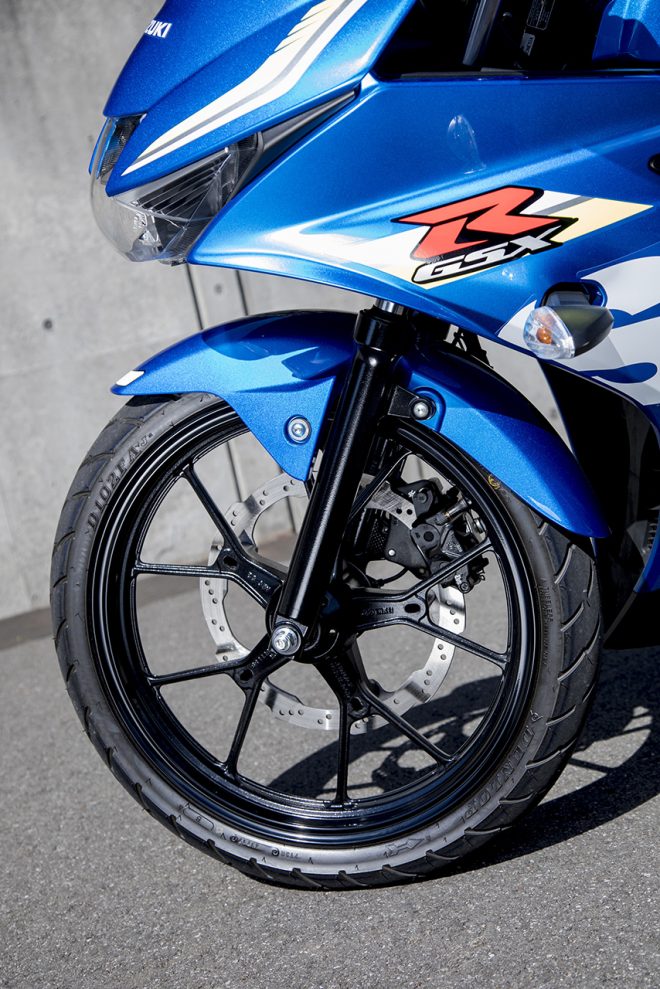 タイヤは硬めな感触で転がりは軽い