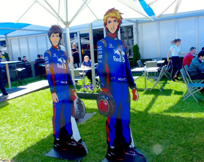 ピエール・ガスリーとブレンドン・ハートレーの立ち看板