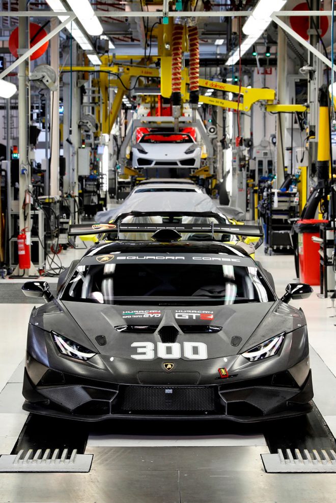 レース仕様のウラカンは市販モデルのウラカンと同じラインで製造される