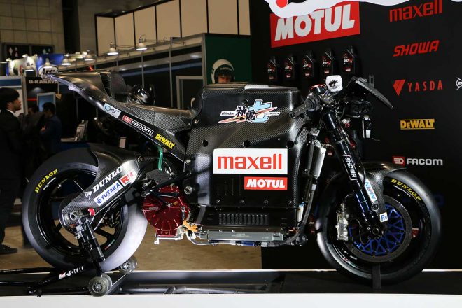 速さの追求のため、スイングアームやフレームにカーボンを採用する