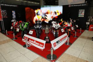 東京ビッグサイトのアトリウムに飾られたJSB1000マシンなどのレースバイク