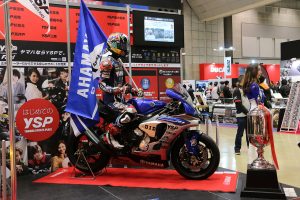 YSPブースに展示された鈴鹿8耐仕様のヤマハYZF-R1