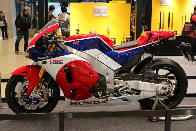 オーリンズブースに展示されたホンダRC213V-S