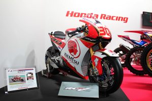 中上貴晶が戦うMotoGPマシンのカラーリングが施されたホンダRC213V-S