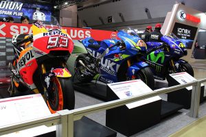 NGKブースに展示されたホンダ、スズキ、ヤマハのMotoGPマシン