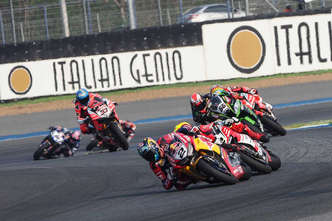 キャミアは一時2番手を走行するも、残り2周でデイビスにその座を明け渡した