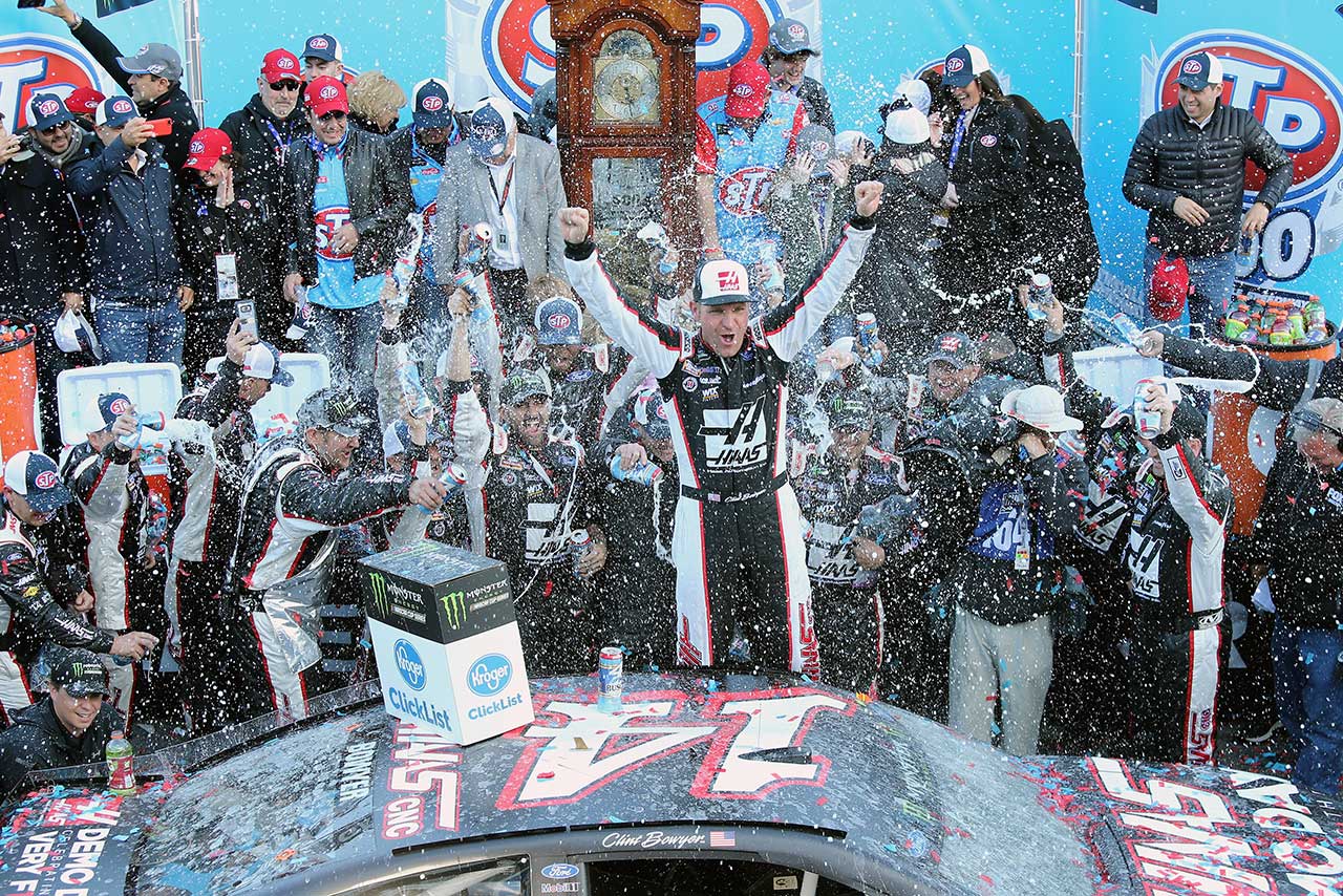 190戦ぶりに勝利し、シリーズ初の3メーカーで勝利を挙げたクリント・ボウヤー（フォード・フュージョン）