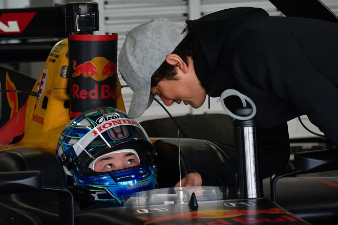 TEAM MUGENのマシンに乗り込んだ阪口と、助言する加藤寛規