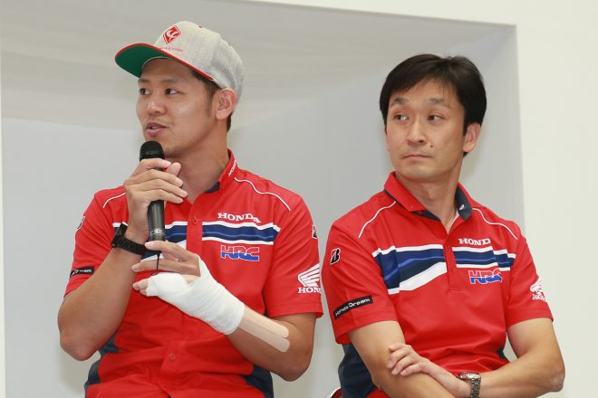 チームHRCの高橋巧（左）と宇川徹監督（右）