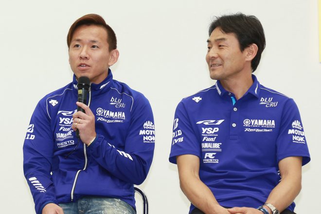 ヤマハ・ファクトリー・レーシングの中須賀克行（左）と吉川和多留監督（右）