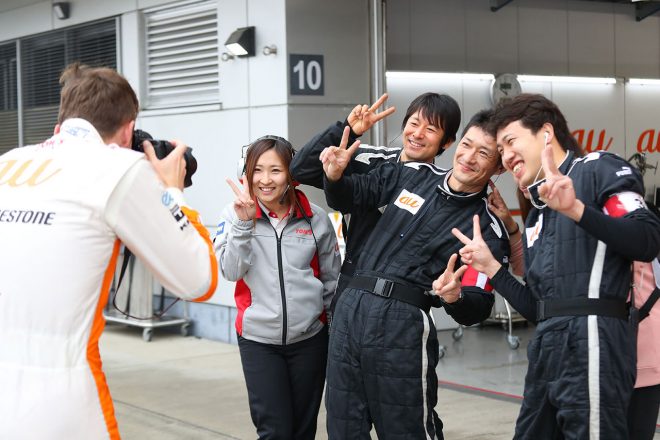 ロシターは、カメラマンから拝借（？）したカメラでチームスタッフを撮影