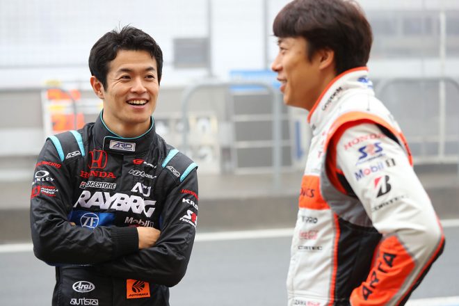 霧で公式練習がディレイされるなか、言葉を交わす山本尚貴（RAYBRIG NSX-GT）と伊沢拓也（ARTA NSX-GT）