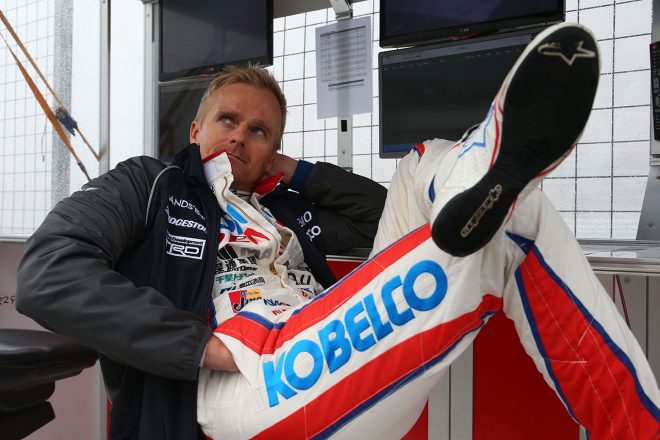 濃霧に包まれた早朝の公式練習でコンディション回復を待つヘイキ・コバライネン（DENSO KOBELCO SARD LC500）