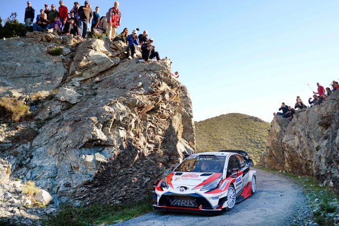 ツール・ド・コルスでは岩壁をかすめるように走るセクションも