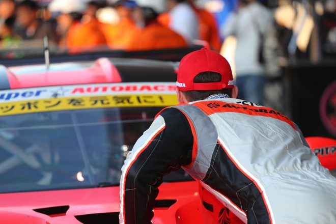 優勝したARTA BMW M6 GT3の高木真一を迎えるチームメイトのショーン・ウォーキンショー