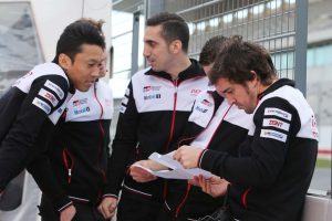 8号車トヨタを駆る中嶋一貴（左）、セバスチャン・ブエミ（中央）、フェルナンド・アロンソ（右）