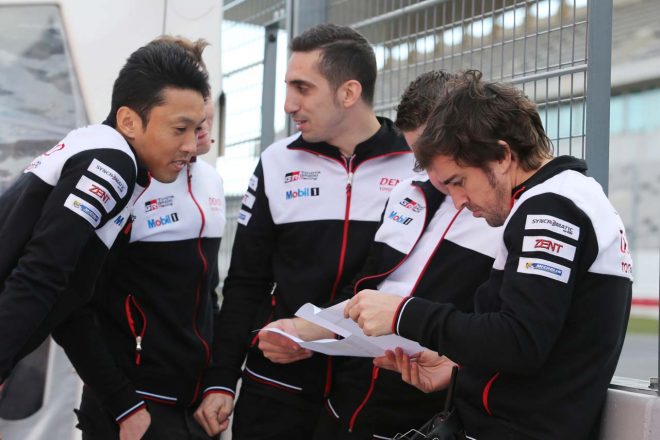 8号車トヨタを駆る中嶋一貴（左）、セバスチャン・ブエミ（中央）、フェルナンド・アロンソ（右）