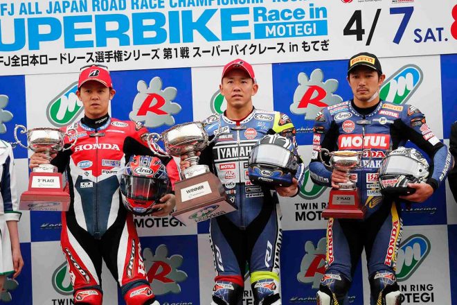 開幕戦レース1で表彰台を獲得した中須賀（中央）、高橋巧（左）、清成（右）