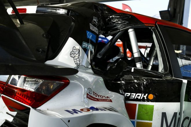 ロールケージにまでダメージを負ったヤリ-マティ・ラトバラのトヨタ・ヤリスWRC